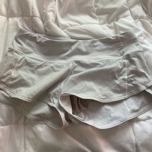 lululemon sped up white 4 2.5”